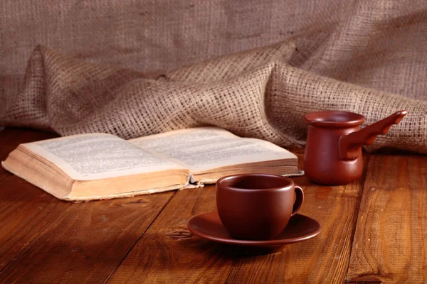 Eine Tasse Kaffee auf dem Tisch — Stockfoto