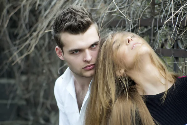 Mädchen und hübscher Junge — Stockfoto