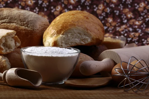 White bread and flour — Stock Photo, Image