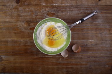 Ahşap masa üstüne pişirme için malzemeler