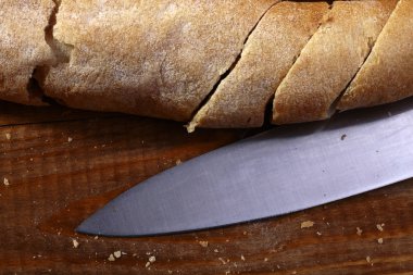 Dilimlenmiş ekmek ve bıçak 
