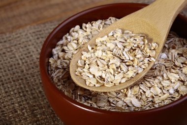 Yulaf ezmesi kahverengi plaka ve tahta kaşık