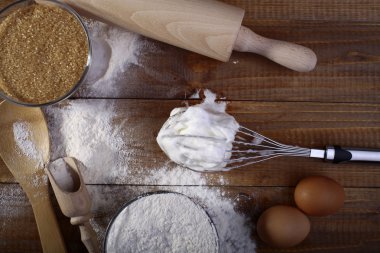 Beyaz ve kahverengi ürünler ve aletleri