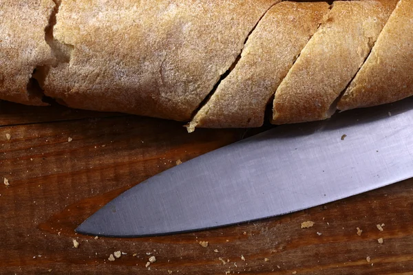 Skivade upp bröd och kniv — Stockfoto