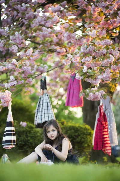 庭に座っている少女 — ストック写真