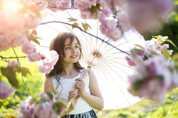 Lachende meisje met Japanse parasol — Stockfoto