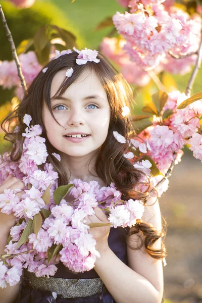 Niña en medio de la flor de cerezo —  Fotos de Stock