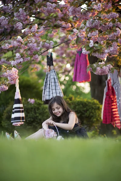 Симпатична дівчина сидить в саду — стокове фото