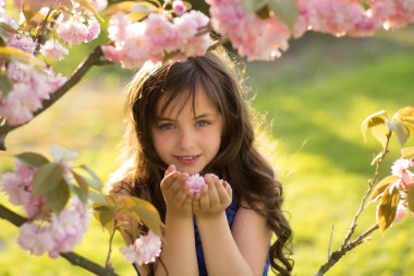 Kiraz çiçeği kokulu küçük kız