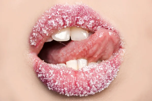 Läppar med socker och tungan — Stockfoto