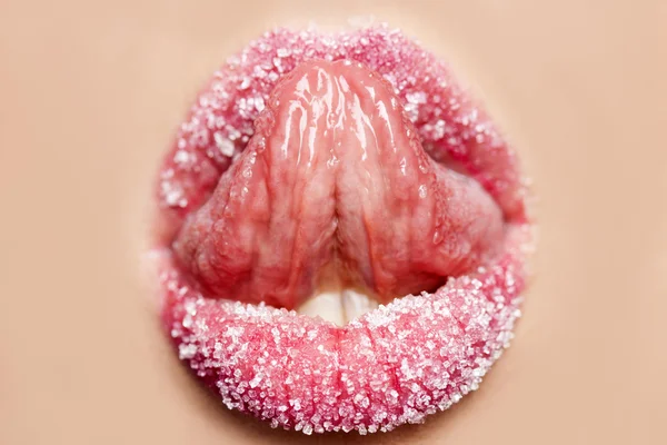 Toungue leckt Zucker von den Lippen — Stockfoto
