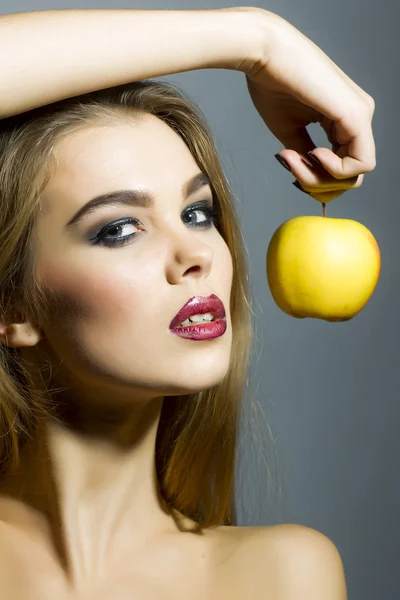 Lockande vacker flicka med äpple — Stockfoto