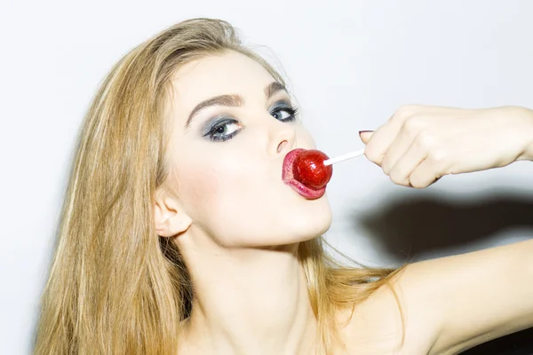 Портрет сексуальной блондинки с сахарной конфеткой — стоковое фото