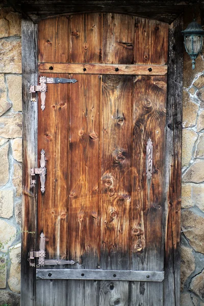 मेसनरीच्या भिंतीत लाकडी दरवाजा — स्टॉक फोटो, इमेज