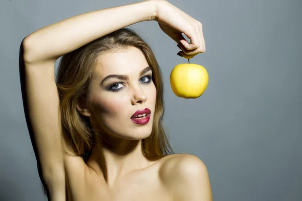 Frestande sexig tjej med äpple — Stockfoto