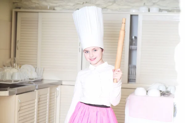Маленькая девочка-повар — стоковое фото