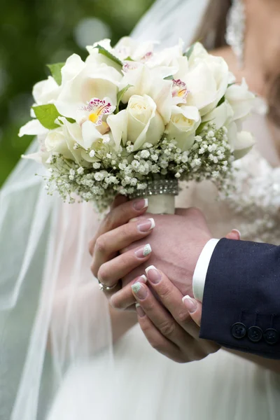 Engaged couple holding a delicate bouquet — Stock Photo, Image