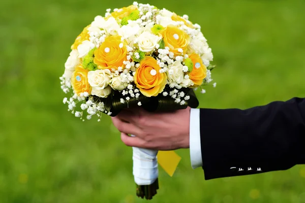 Snoubenec držení světlé svatební kytice — Stock fotografie