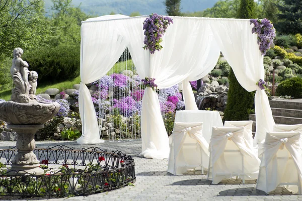 Festive wedding decoration with fountain — Stock Photo, Image