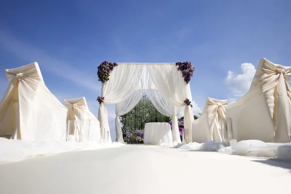 Decoración festiva de la boda y cielo azul — Foto de Stock