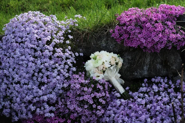 Beau bouquet de mariage délicat de roses et pivoine — Photo