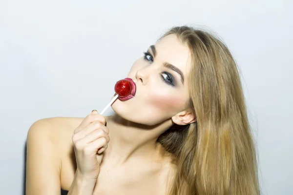 Sarışın genç kadın portre şeker şeker ile alay — Stok fotoğraf