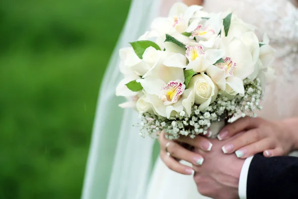 Betrothed pair holding a delicate bouquet — Stock Photo, Image