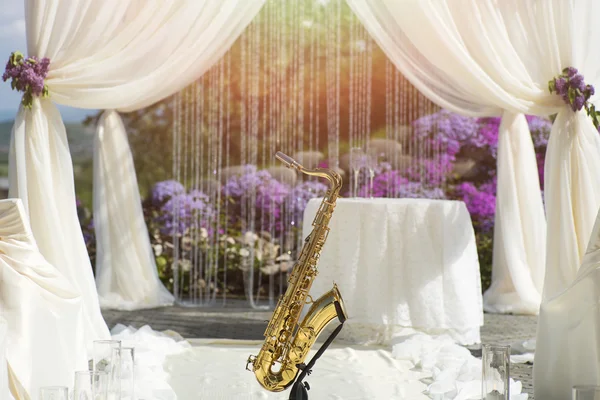 Gold saxophone in wedding ceremony decoration — Stock Photo, Image