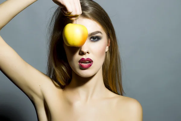 Ganska ung sexig tjej med äpple — Stockfoto