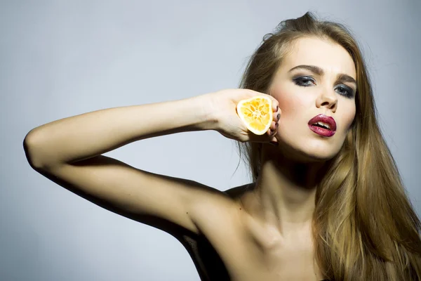 Предположительный портрет блондинки с оранжевым — стоковое фото