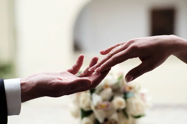 Paar bei der Hochzeit Händchen haltend — Stockfoto