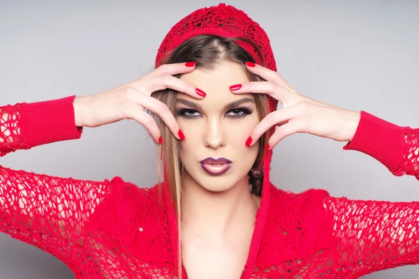 Portrait de jolie fille en veste tricotée rouge — Photo