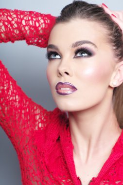 Kırmızı örgü ceketli güzel kız portresi 