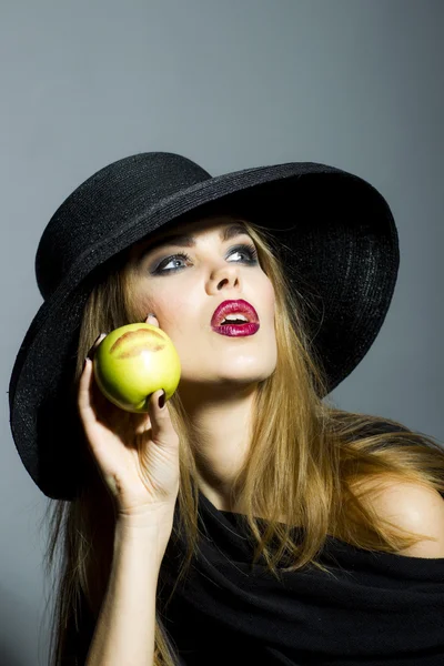 Mooie blonde jonge vrouw met apple — Stockfoto