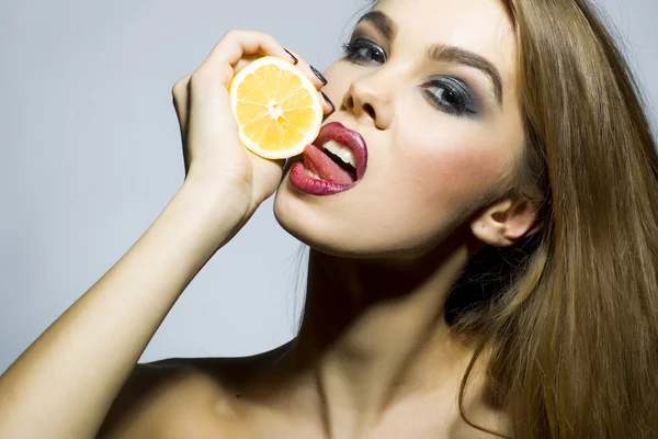 Портрет сексуальной блондинки с оранжевым — стоковое фото