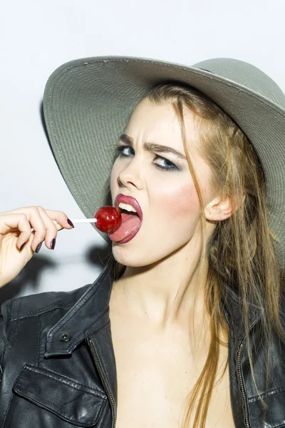 Sedutor jovem loira menina retrato com açúcar doce — Fotografia de Stock