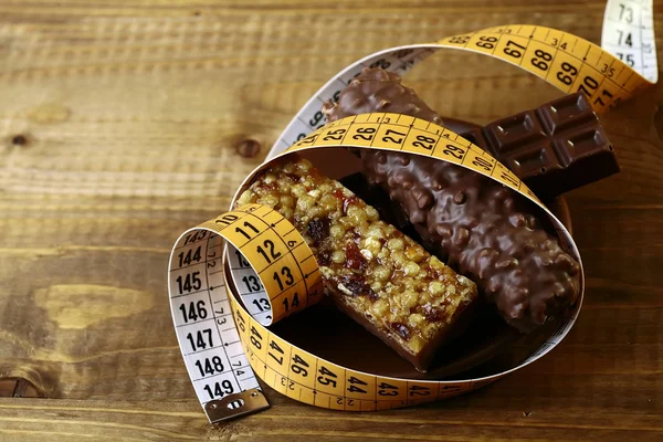 Lezzetli çikolata bar ve Yerfıstığı şekeri ölçüm bandı ile — Stok fotoğraf