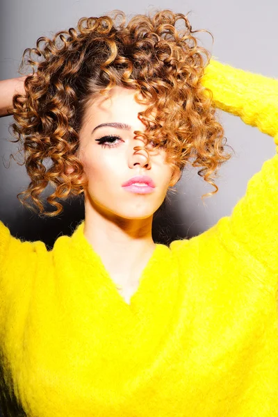 Kıvırcık saçları dokunmadan şık genç kız portresi