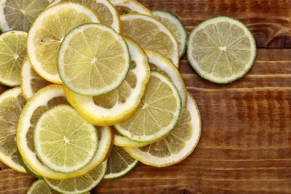 In Scheiben geschnittene gelbe Zitrone — Stockfoto