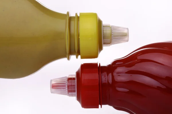 Пляшки кетчуп та гірчицю — стокове фото