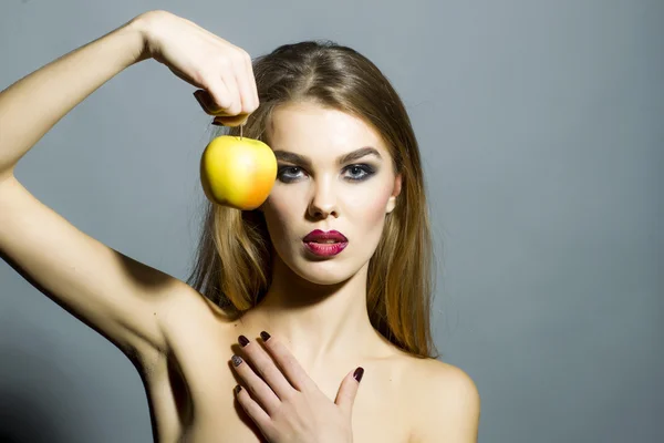 Lockande sensuella kvinnan med äpple — Stockfoto