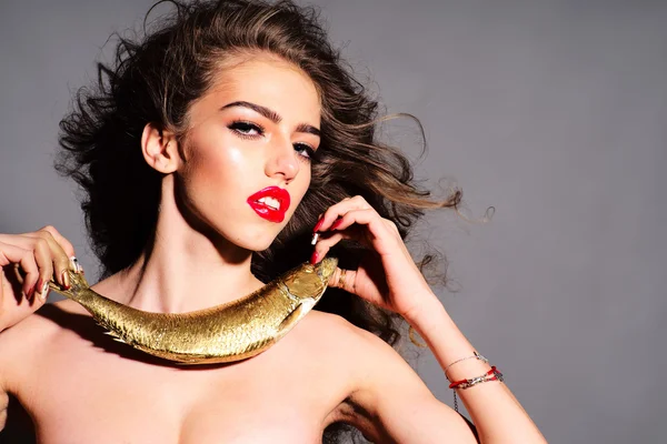 Busca jovem menina nua com peixes dourados — Fotografia de Stock