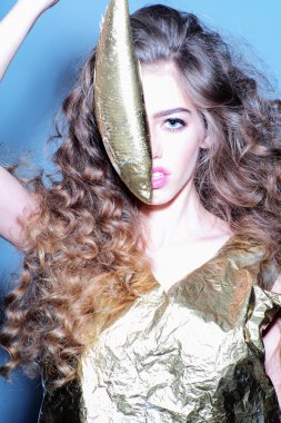 Altın balık ile çekici genç kız 