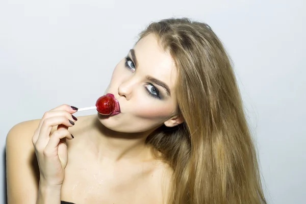 Fascinerende portret van de jonge blonde vrouw met kandijsuiker — Stockfoto