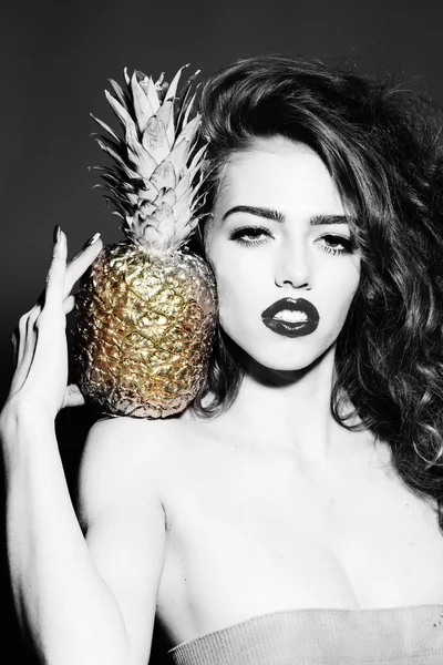 Prachtige jonge meisje met gouden ananas — Stockfoto