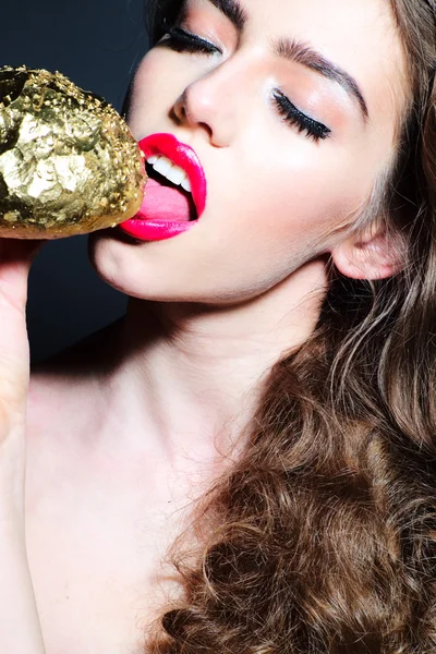 Incomparável menina bonita com rolo de pão dourado — Fotografia de Stock