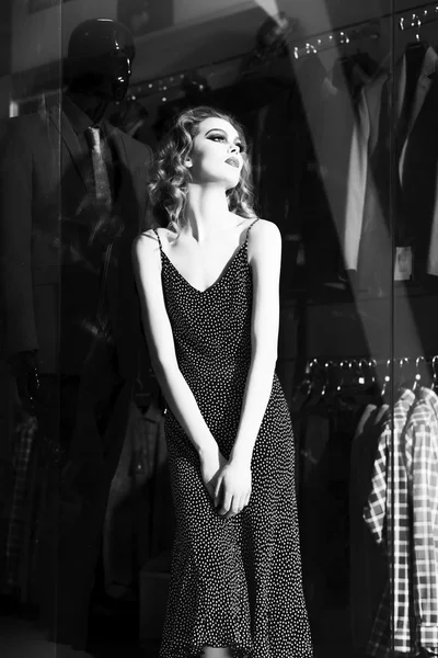 Pretty girl near shopping window — Stock Photo, Image