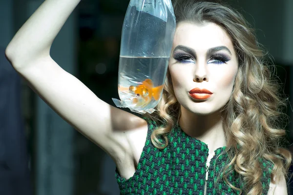 Winnende meisje met goudvis — Stockfoto