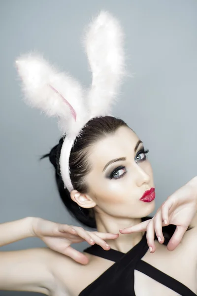 Rozbrykany dziewczyna w uszy królika — Zdjęcie stockowe