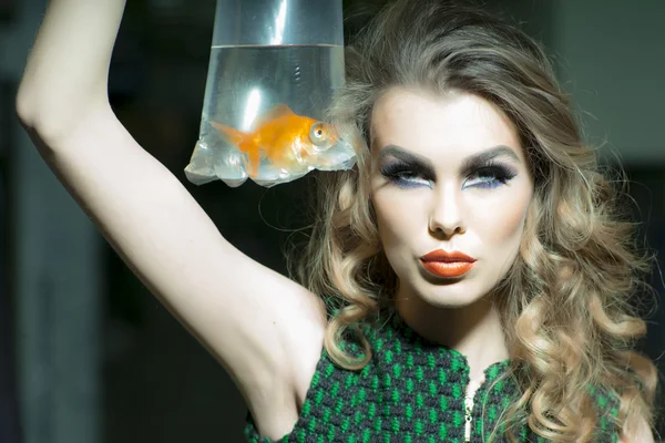 เซ็กซี่ ผู้หญิง กับ goldfish — ภาพถ่ายสต็อก
